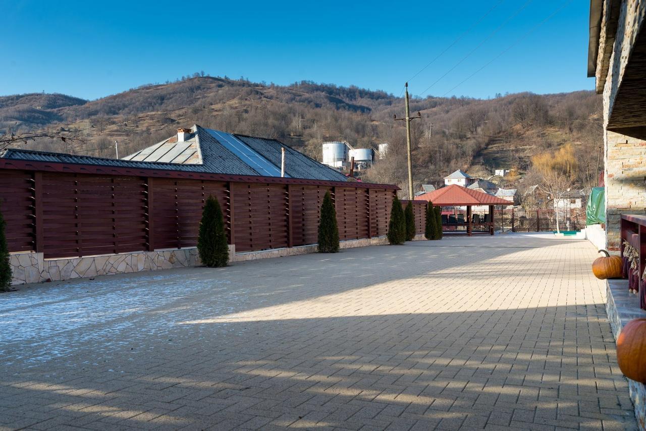 Pridvorul Haiducilor Slănic-Moldova Buitenkant foto